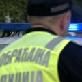 Kamion sleteo s puta, pa probio zaštitnu ogradu: Haos kod Aleksinca, policija i hitna pomoć odmah intervenisali! (video)