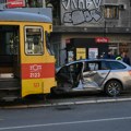 (Foto) Vozač auta na reanimaciji Prve slike jezivog udesa u centru Beograda: Automobil smrskan, tramvaj iskočio iz šina…