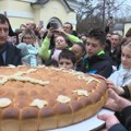 Tradicionalno lomljenje česnice na Božić u porti Stare crkve u Kragujevcu