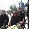 Porodica Saše Popovića stigla na groblje: Suzanu teše, ona u bundi sa naočarima na licu: Ljubi i mazi spomenik, ćerka se ne…