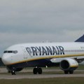 ‘Bilo je užasno’: Supruga iz Srbije spasila muža da ne ispadne iz aviona Rajanera