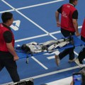 Hit snimak iz Pekinga: Robot "kolabirao" dok je dizao tegove, pa ga izneli na nosilima (video)