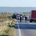 Teška saobraćajna nesreća kod Šimanovaca: Sudarili se kamion i automobil, dve osobe povređene!