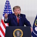 Tramp tvrdi da pomeranja sata Ameriku košta bogatstvo i da ukidanje „koči” jedan senator
