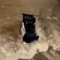 VIDEO: Žena spasena nakon što je 14 sati provela na prevrnutom automobilu u potoku