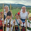 U ovom selu kraj Kučeva deca igraju fudbal i kolo na štulama: Nekada se koristile za prelazak reke, a ova veština se učila…