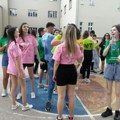 "Kad budem otišla u Beograd biće mi drago da se uvek setim svega": Maturanti iz Vranja ispratili poslednji školski dan…