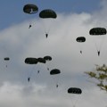 Masovan padobranski skok iznad Normandije Zapad obeležava Dan D - bez Rusije
