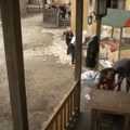 Nakon udarca nepomično leži na podu! Jezivo nasilje u rijalitiju, hitno stigla pomoć (video)
