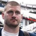 Nikada laganiji stajling Nikole Jokića pred NBA meč: Pogledajte kako se Srbin pojavio u dvorani u Oklahomi