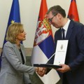 Vučić odlikovao kopredsedavajuću srpskog kokusa u SAD Ordenom srpske zastave prvog stepena