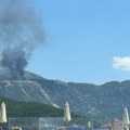 Ljudi s plaže uplašeno gledaju kako kulja dim iznad kuća, svi misle o jednom: Prvi snimak požara iznad Budve