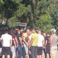 Verbalni incident u Kosjeriću: Policija intervenisala i razdvojila dve grupe (VIDEO)