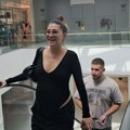(Видео) Контракултурна у 7.: Месецу трудноће Водитељка са вереником на догађају, утегла се у боди - Стомак у првом плану
