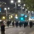 Blokaderi beže pred policijskim kordonom (video)