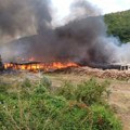 Požari na desetak lokacija u Topličkom okrugu: I helikopter MUP-a učestvuje u gašenju vatre (foto)