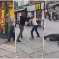 Deda u 93. Godini nokautirao dvojicu provokatora! Nisu imali pojma da provociraju bivšeg boksera, a kada je počeo nemilice da…