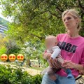 Ovakvu je niste videli: Nevena Božović objavila sliku sa ćerkom: Pozirala u kratkom teksas šortsu, a kosa punđa (foto)