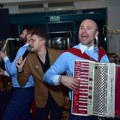 Sofra sa orkestrom svirao za muzičke zvezde: Prekinuo nastup da bi pozdravio posebnog čoveka
