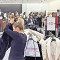 Редови и гужве у продавницама због потрошачког празника