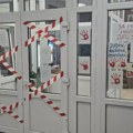 ,,Mesto zločina“ lepljenja nalepnica ,,Studenti pobeđuju“ u Muzičkoj školi u Kragujevcu
