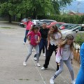 Kao nekada: Deca se igraju lastiša i klikera u dvorištu – lepa slika iz jedne škole u Čačku