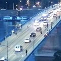 Drama u Novom Sadu, obustavljen saobraćaj na mostu Duga: Nepoznata osoba preti da će izvršiti samoubistvo