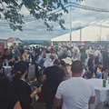 SRCE Kraljevo: Sela u okolini Kraljeva nemaju puteve, a SNS na „šatorijadu“ 15 pečenih prasića
