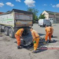 Pred „Dane piva“ i izbore ili redovno održavanje? Putari danas krpili rupe na više lokacija u Zrenjaninu Redovno održavanje?!…
