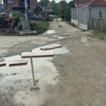 Ulica Hasana Brkića posle kiše: Preko bara uz pomoć postavljenih ploča