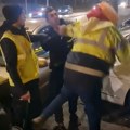 Jeziva tuča u Ustaničkoj: Pijan mladić bez dozvole udario u "mercedes", pa izašao iz kola i dobio pesnicu u glavu (foto…