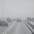 Oprezno vozite: Zbog pojave magle smanjena vidljivost na pojedinim deonicama