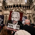 Britanski sud odložio izručenje osnivača Vikiliksa Džulijana Asanža SAD dok ne isključe smrtnu kaznu