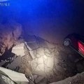 Otvorila se rupa od 10 metara nasred ulice: Ponor u gluvo doba noći progutao automobile, šokantne scene iz Rima (foto)