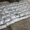 Policija zaplenila 33 kilograma kanabisa u Raški: Mladić krio drogu u podu i pragovima automobila