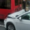 Sudarili se trolejbus i automobil NA bulevaru: Saobraćaj otežan, stvaraju se gužve - Izbegavajte ovaj deo (foto)