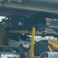 Drama u Novom Sadu: Kamion za prevoz automobila zaglavljen ispod Kaćkog mosta, stvaraju se gužve (video)