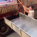 E ovo još niste videli: Kinezi istovarali ribu iz kamiona, desila se katastrofa!