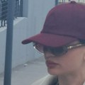 (Paparaco) Milica Pavlović u novoj besnoj mašini: Dočekao je "range rover" na aerodromu, a ona se krije iza naočara i…