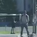VIDEO: Mokri na cveće ostavljeno za nastradale pod nadstrešnicom