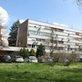 Stanari zgrade u Novom Beogradu zamenili poštanske sandučiće: Ali stare drvene nisu bacili, evo čemu sada služe! (foto)