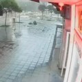 (Video) Za dlaku izbegnuta tragedija! Još jedan horor snimak iz Mladenovca: Krov se srušio usled oluje, vozač automobila…