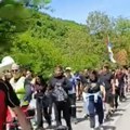 Studenti iz Niša pešače do Gadžinog Hana kako bi podržali nastavnike
