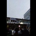 VIDEO: Građani Kule skinuli i zapalili transparent "Propala vam je obojena revolucija"