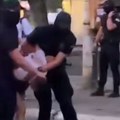 (Foto, video) policija razbija blokade na više lokacija u Beogradu: Hapšenje kod Pravnog fakulteta i u Vojvode stepe…