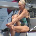 Gledaš i misliš da je žena od 20 godina: Lepa Brena (64) podelila sliku sa plaže: Duge noge, ne samo za igranje, nego i za…