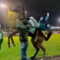 Uh, ovo je bolelo! Konj brutalno nokautirao džokeja, pao je kao pokošen