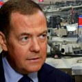 Medvedev na vojnoj paradi u Pjongjangu, razgovarao sa kimom: "Vidimo ko je prijatelj, a ko ne" (video)