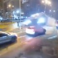 Mercedes bukvalno leti, objavljen zastašujuć snimak! Preleteo automobile, pa se zakucao u stub, evo šta je sa vozačem (video)…