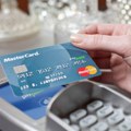 Da li treba čuvati bankarske kartice i posle isteka roka? Evo šta kaže praksa u Srbiji